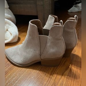 Universal Thread booties, heel, size 8, worn a couple times, super comfortable
